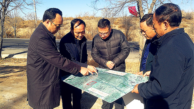 201912051575545556125794.jpg 12.4杨总考察古浪县八步沙林场_副本.jpg