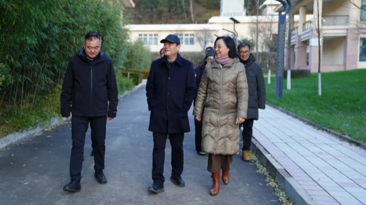 11月18日，甘肃文旅集团党委书记、董事长石培文带队赴天水和谐园如驿部落开展冬季运营调研，集团党委副书记、总经理马文玫，副总经理金世胜及总部相关部门负责人一同调研。石培文一行深入天水和谐园如驿部落住宿